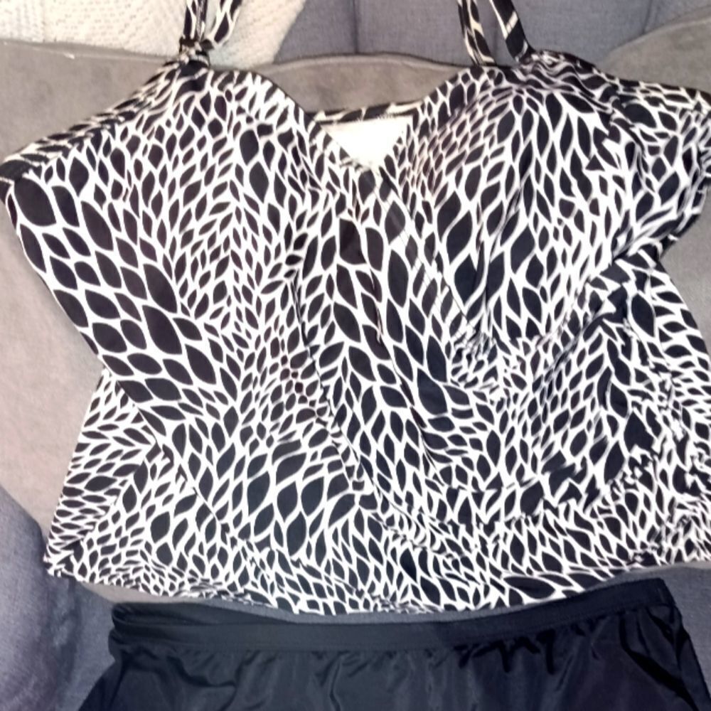 St. John's Bay Black & White Print tankini top sz 16